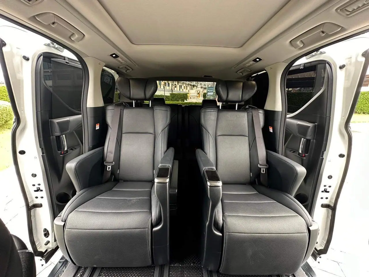 Toyota Alphard 12 Seats 2024 в аренду на Пхукете — фото 4